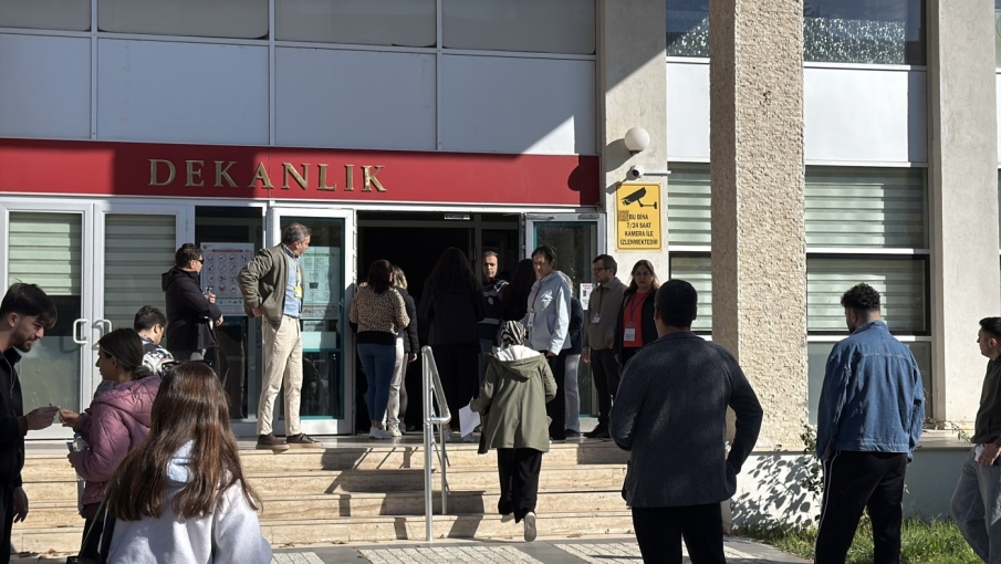 KPSS’ye yetişmek için araçlardan indiler, sınav merkezine koştular