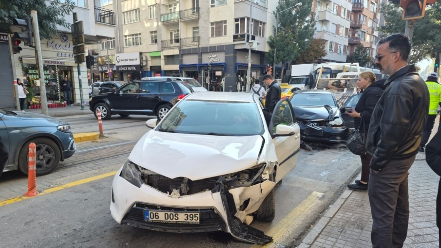 Eskişehir’de iki otomobil kafa kafaya çarpıştı: Tramvay seferleri aksadı