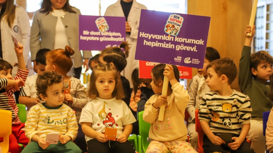 Okula gelen sürpriz misafirler minikleri sevindirdi