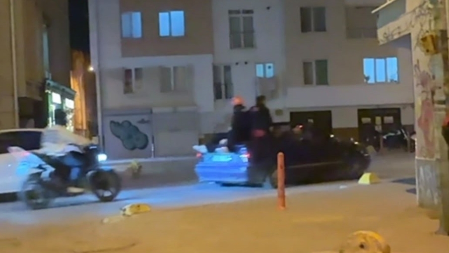 Eskişehir'de hareket halindeki otomobilin bagajına oturdu: Tehlikeli yolculuğa polis müdahalesi