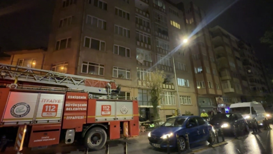 Eskişehir'de 3'üncü katın penceresine çıkan yaşlı adamı itfaiye ekipleri kurtardı