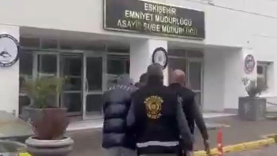 Eskişehir'de işyerlerini hedef alan 3 hırsız kameradan kaçamadı