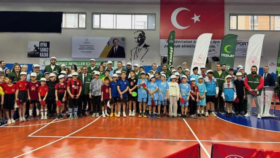 Eskişehir'de gençler bağımlılığa karşı raketlerini konuşturdu
