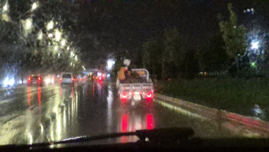Eskişehir'de yağmur altında tehlikeli yolculuk: Motosikletin kasasında taşındılar