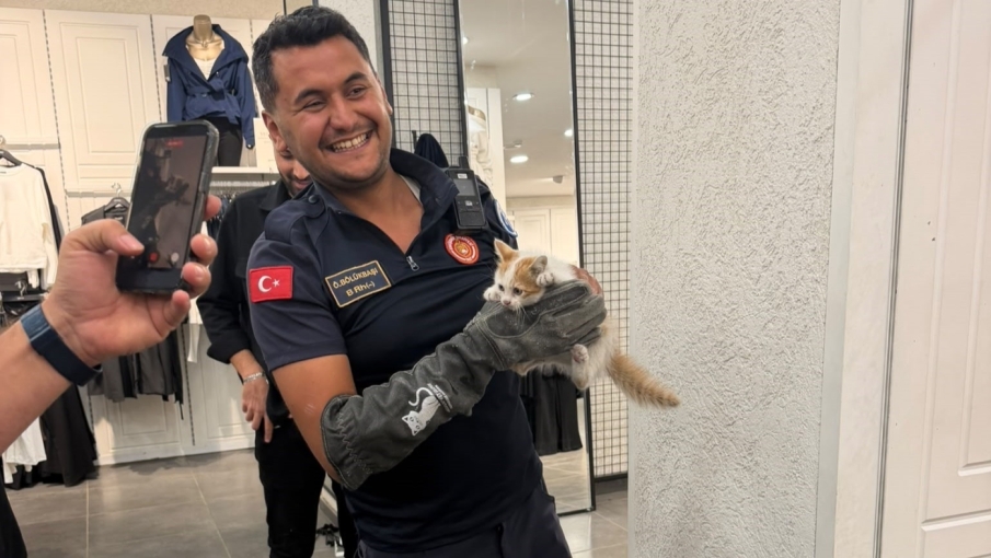 Eskişehir'de iki ayrı kurtarma operasyonu: Kedi ve köpek itfaiyenin müdahalesiyle kurtarıldı