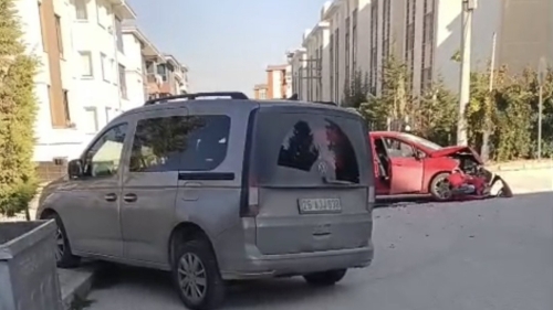 İki araç çarpıştı, otomobil hurdaya döndü