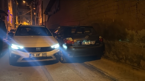Eskişehir'de alkollü sürücü polisin üzerine araç sürdü, ardından kaza yaptı