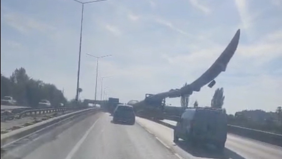 Eskişehir'de dev türbin kanadı trafiği yavaşlattı