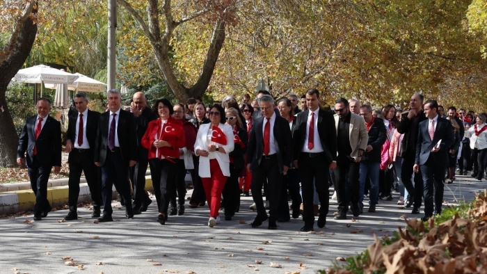 Eskişehir'de dev Türk bayrağıyla Cumhuriyet Yürüyüşü