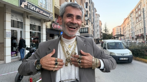 Eskişehir'in Barış Manço'su: 30 yıldır 1 kiloya yakın takıyla geziyor