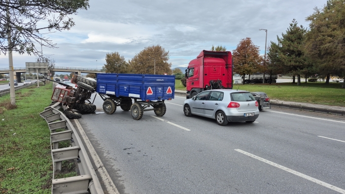 Eskişehir'de kontrolden çıkan traktör orta refüje devrildi
