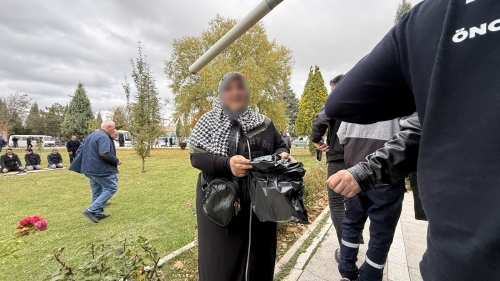 Eskişehir'de cuma namazı çıkışında siyah çöp poşetiyle para topladı