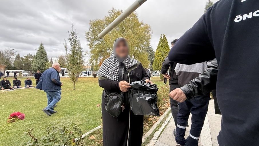 Eskişehir'de cuma namazı çıkışında siyah çöp poşetiyle para topladı