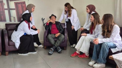 Eskişehir'de üniversiteli gençlerden huzurevi sakinlerine anlamlı etkinlik