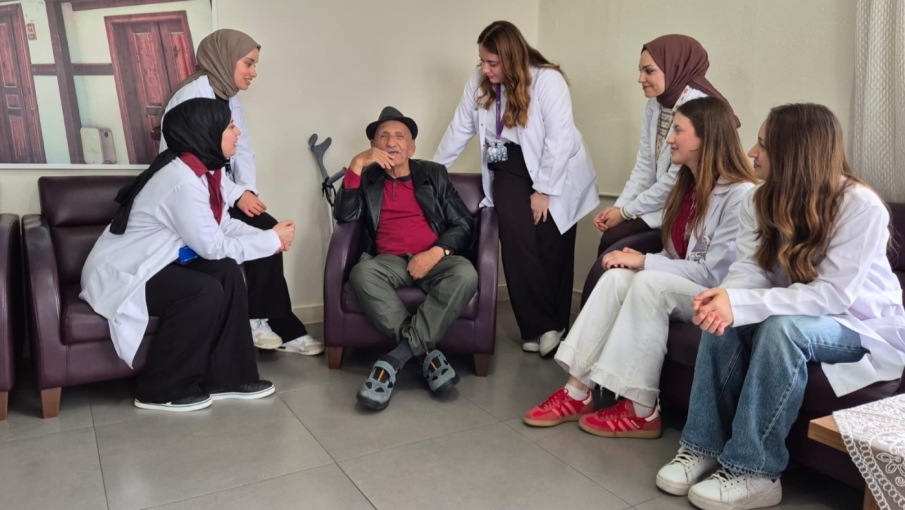 Eskişehir'de üniversiteli gençlerden huzurevi sakinlerine anlamlı etkinlik