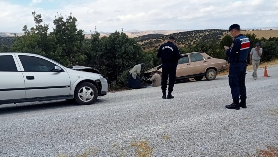 Sivrihisar’da iki otomobil kafa kafaya çarpıştı: 1’i ağır 2 yaralı