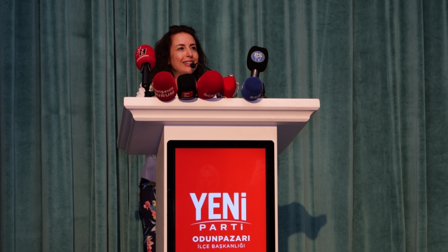 Emine Cevahir Çalıkuşu Yazıcı’dan kürsüde dikkat çeken mesaj: “Bu partide herkes aynı kıdemdedir”