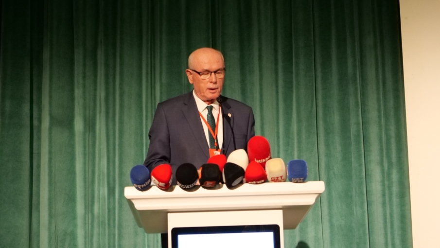 Kazım Kurt’tan kongrede sert soru: “Seçtiğiniz yöneticilere mi, reisin atadığı hâkimlere mi güveniyorsunuz?”