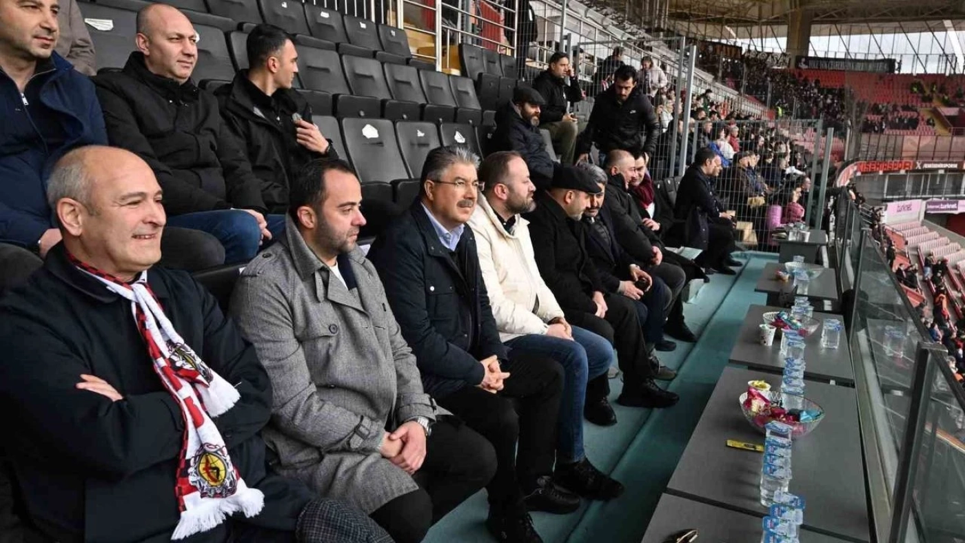 vali-erdinc-yilmaz-eskisehirsporun-altay-macini-tribunden-takip-etti-i6addf4acccc13.webp